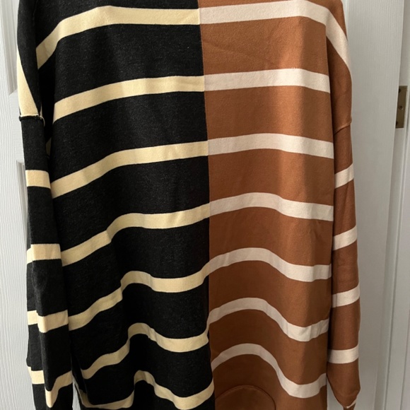 Dual-Toned Oversized Striped Sweater - size M/L - Picture 2 of 3